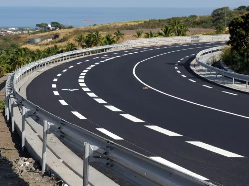 Road markings for motorway fast lanes